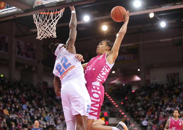 Tyson Ward Telekom Baskets Bonn vs Chris Coffey Syntainics MBC easyCredit BBL 1 Bundesliga , Season 2021 2022 , Hauptrunde 13 Spieltag