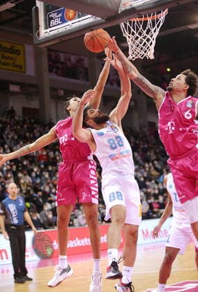 Tyson Ward, Michael Kessens Telekom Baskets Bonn vs Behnam Yakhchau Syntainics MBC easyCredit BBL 1 Bundesliga , 2021 2022 season , Hauptrunde 13 Spieltag