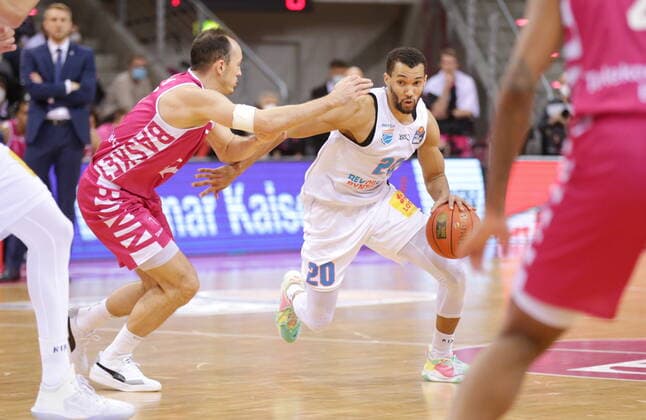 Karsten Tadda Telekom Baskets Bonn vs Jamel Morris Syntainics MBC easyCredit BBL 1 Bundesliga , 2021 2022 season , Hauptrunde 13 Spieltag