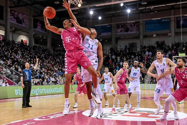 easyCredit BBL, Telekom Baskets Bonn vs Syntainics MBC , 26 12 2021 Tyson Ward Telekom Baskets Bonn 3 , Kostja Mushidi Syntainics MBC 11 , easyCredit BBL, Telekom Baskets Bonn vs Syntainics MBC on 26 12 2021 at Telekom Dome Bonn, Bonn Nordrhein Westfalen Copyright: xBEAUTIFULxSPORTS Mueller-Laschetx