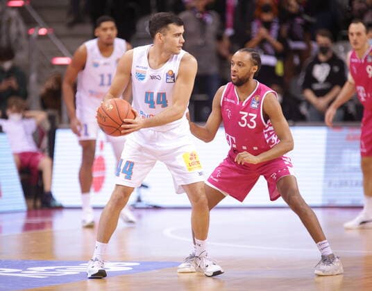 Parker Jackson Cartwright Telekom Baskets Bonn vs Nikola Rebic Syntainics MBC easyCredit BBL 1 Bundesliga , 2021 2022 season , Hauptrunde 13 Spieltag