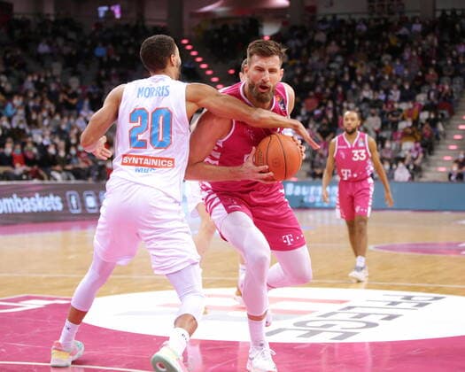 Leon Kratzer Telekom Baskets Bonn vs Jamel Morris Syntainics MBC easyCredit BBL 1 Bundesliga , 2021 2022 season , Hauptrunde 13 Spieltag