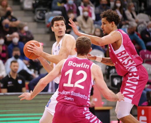 Michael Kessens, Skyler Bowlin Telekom Baskets Bonn vs Goran Huskic Syntainics MBC easyCredit BBL 1 Bundesliga , 2021 2022 season , Hauptrunde 13 Spieltag