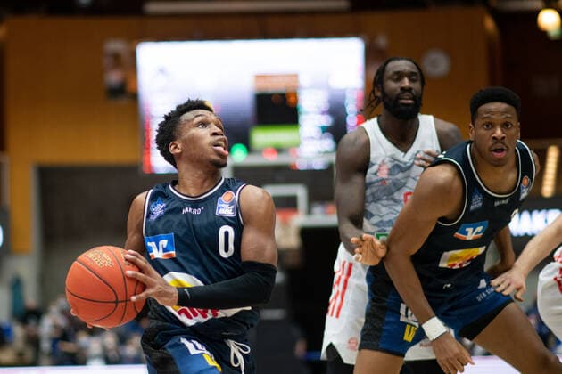 T J Shorts Merlins Crailsheim at the basket, GER, HAKRO Merlins Crailsheim vs FC Bayern Muenchen Basketball, 26 12 2021, 13 match day easycredit Basketball Bundesliga, season 2021 2022 GER, HAKRO Merlins Crailsheim vs FC Bayern Muenchen Basketball, 26 12 2021, 13 match day easycredit Basketball Bundesliga, season 2021 2022 Crailsheim Copyright: xEibner MichaelxMemmlerx EP_MMR