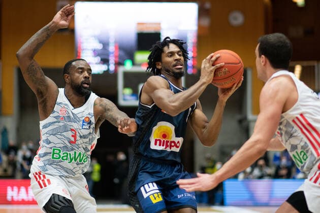 Terrell Harris Merlins Crailsheim in duel with K C Rivers FC Bayern Muenchen Basketball , Zan Mark Sisko FC Bayern Muenchen Basketball , GER, HAKRO Merlins Crailsheim vs FC Bayern Muenchen Basketball, 26 12 2021, 13 Spieltag easycredit Basketball Bundesliga, Spielzeit 2021 2022 GER, HAKRO Merlins Crailsheim vs FC Bayern Muenchen Basketball, 26 12 2021, 13 Spieltag easycredit Basketball Bundesliga, Spielzeit 2021 2022 Crailsheim Copyright: xEibner MichaelxMemmlerx EP_MMR