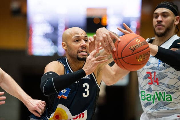 Maurice Stuckey Merlins Crailsheim in a duel with Gavin Schilling FC Bayern Muenchen Basketball , GER, HAKRO Merlins Crailsheim vs FC Bayern Muenchen Basketball, 26 12 2021, 13 Spieltag easycredit Basketball Bundesliga, Spielzeit 2021 2022 GER, HAKRO Merlins Crailsheim vs FC Bayern Muenchen Basketball, 26 12 2021, 13 Spieltag easycredit Basketball Bundesliga, Spielzeit 2021 2022 Crailsheim Copyright: xEibner MichaelxMemmlerx EP_MMR