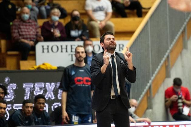 Sebastian Gleim Merlins Crailsheim gives instructions, GER, HAKRO Merlins Crailsheim vs FC Bayern Muenchen Basketball, 26 12 2021, 13 matchday easycredit Basketball Bundesliga, season 2021 2022 GER, HAKRO Merlins Crailsheim vs FC Bayern Muenchen Basketball, 26 12 2021, 13 matchday easycredit Basketball Bundesliga, season 2021 2022 Crailsheim Copyright: xEibner MichaelxMemmlerx EP_MMR