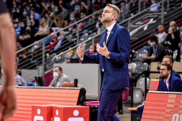 easyCredit BBL, Telekom Baskets Bonn vs Syntainics MBC , 26 12 2021 Tuomas Iisalo Coach Telekom Baskets Bonn , easyCredit BBL, Telekom Baskets Bonn vs Syntainics MBC on 26 12 2021 at Telekom Dome Bonn, Bonn Nordrhein Westfalen Copyright: xBEAUTIFULxSPORTS Mueller-Laschetx