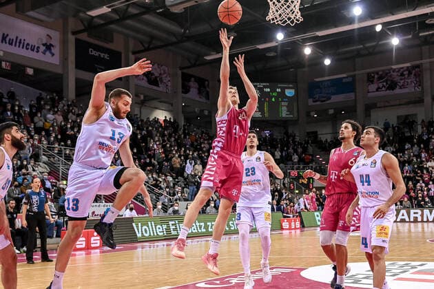 easyCredit BBL, Telekom Baskets Bonn vs Syntainics MBC , 26 12 2021 Tim Hasbargen Telekom Baskets Bonn 24 , easyCredit BBL, Telekom Baskets Bonn vs Syntainics MBC on 26 12 2021 at Telekom Dome Bonn, Bonn Nordrhein Westfalen Copyright: xBEAUTIFULxSPORTS Mueller-Laschetx