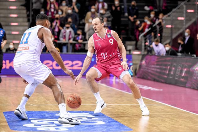 easyCredit BBL, Telekom Baskets Bonn vs Syntainics MBC , 26 12 2021 Karsten Tadda Telekom Baskets Bonn 9 , easyCredit BBL, Telekom Baskets Bonn vs Syntainics MBC on 26 12 2021 at Telekom Dome Bonn, Bonn Nordrhein Westfalen Copyright: xBEAUTIFULxSPORTS Mueller-Laschetx
