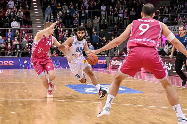 easyCredit BBL, Telekom Baskets Bonn vs Syntainics MBC , 26 12 2021 Tim Hasbargen Telekom Baskets Bonn 24 ,Behnam Yakhchali Syntainics MBC 88 , easyCredit BBL, Telekom Baskets Bonn vs Syntainics MBC on 26 12 2021 at Telekom Dome Bonn, Bonn Nordrhein Westfalen Copyright: xBEAUTIFULxSPORTS Mueller-Laschetx
