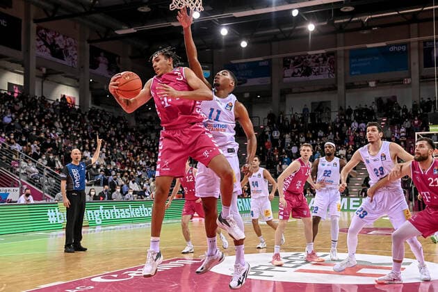 easyCredit BBL, Telekom Baskets Bonn vs Syntainics MBC , 26 12 2021 Tyson Ward Telekom Baskets Bonn 3 , Kostja Mushidi Syntainics MBC 11 , easyCredit BBL, Telekom Baskets Bonn vs Syntainics MBC on 26 12 2021 at Telekom Dome Bonn, Bonn Nordrhein Westfalen Copyright: xBEAUTIFULxSPORTS Mueller-Laschetx