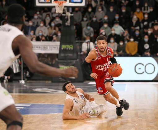 on the ball Kendale Mc CULLUM Giessen vs Max DiLeo Towers Basketball Men Bundesliga on Sun 26 12 2021 Hamburg Towers Giessen 46 ers