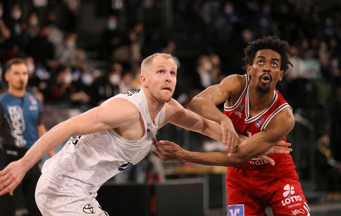 Seth Hinrichs Towers vs Jalen TATE Giessen , right Basketball Herren Bundesliga am So 26 12 2021 Hamburg Towers Giessen 46 ers