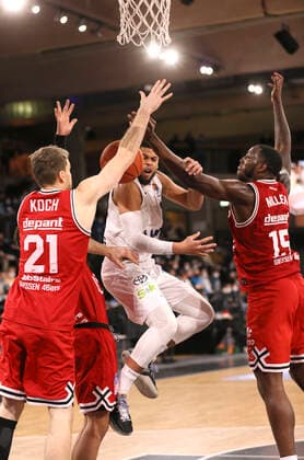 Kahlil Dukes Towers vs Jalon Demarco MILLER Giessen Basketball Men Bundesliga on Sun 26 12 2021 Hamburg Towers Giessen 46 ers