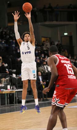 Caleb Homesley Towers throws against Jalon Demarco MILLER Giessen Basketball Herren Bundesliga on Sun 26 12 2021 Hamburg Towers Giessen 46 ers