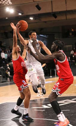 Kahlil Dukes Towers throws against Nuni OMOT and left Maximilian BEGUE Giessen Basketball Herren Bundesliga am So 26 12 2021 Hamburg Towers Giessen 46 ers