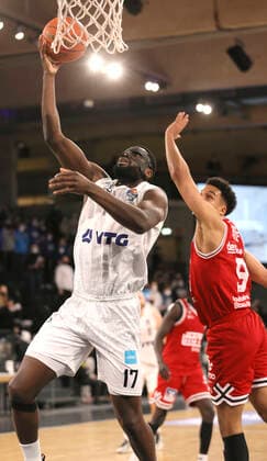 Eddie EDIGIN Towers throws against Maximilian BEGUE Giessen Basketball Men Bundesliga on Sun 26 12 2021 Hamburg Towers Giessen 46 ers