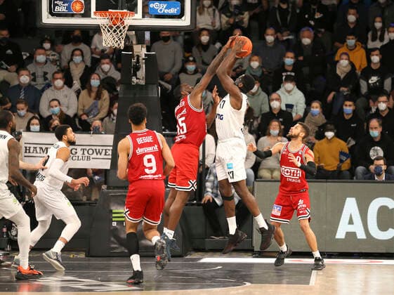 Eddie EDIGIN Towers throws against Jalon Demarco MILLER Giessen Basketball Herren Bundesliga am So 26 12 2021 Hamburg Towers Giessen 46 ers