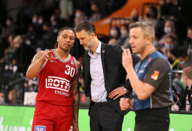 Timeric Dejaun WILLIAMS Giessen and right coach Pete STROBL Basketball Herren Bundesliga am So 26 12 2021 Hamburg Towers Giessen 46 ers
