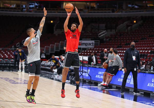 CHICAGO, IL - DECEMBER 26: Chicago Bulls Center Tony Bradley (13) shoots the ball in action before a NBA, Basketball Herren, USA game between the Indiana Pacers and the Chicago Bulls on December 26, 2021 at the United Center in Chicago, IL. (Photo by Melissa Tamez Icon Sportswire) NBA: DEC 26 Pacers at Bulls Icon2112260101