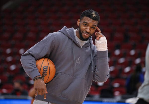 Sport Bilder des Tages CHICAGO, IL - DECEMBER 26: Chicago Bulls Forward Patrick Williams (44) who is injured looks on before a NBA, Basketball Herren, USA game between the Indiana Pacers and the Chicago Bulls on December 26, 2021 at the United Center in Chicago, IL. (Photo by Melissa Tamez Icon Sportswire) NBA: DEC 26 Pacers at Bulls Icon2112260303
