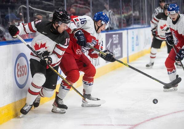 December 26, 2021, EDMONTON, AB, CANADA: Canada s Elliot Desnoyers (19) and Czech Republic s Ivan Ivan (16) battle for the puck during first period IIHF World Junior Hockey Championship action in Edmonton on Sunday, December 26, 2021. Elliot Desnoyers Ivan Ivan  - ZUMAc35_ 20211226_zaf_c35_081 Copyright: xJasonxFransonx