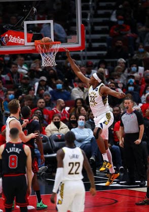 CHICAGO, IL - DECEMBER 26: Indiana Pacers Center Myles Turner (33) makes a layup during a NBA, Basketball Herren, USA game between the Indiana Pacers and the Chicago Bulls on December 26, 2021 at the United Center in Chicago, IL. (Photo by Melissa Tamez Icon Sportswire) NBA: DEC 26 Pacers at Bulls Icon2112261515