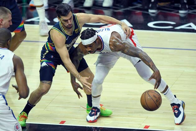 LOS ANGELES, CA - DECEMBER 26: Denver Nuggets guard Facundo Campazzo (7) and Los Angeles Clippers guard Eric Bledsoe (12) vie for the ball in the first half of an NBA, Basketball Herren, USA game on December 26, 2021, at Crypto.com Arena in Los Angeles, CA. (Photo by John McCoy Icon Sportswire) NBA: DEC 26 Nuggets at Clippers Icon2112260505