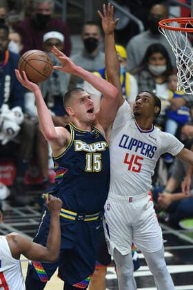 Sport Bilder des Tages LOS ANGELES, CA - DECEMBER 26: Denver Nuggets center Nikola Jokic (15) shoots over Los Angeles Clippers guard Keon Johnson (45) in the first half of an NBA, Basketball Herren, USA game on December 26, 2021, at Crypto.com Arena in Los Angeles, CA. (Photo by John McCoy Icon Sportswire) NBA: DEC 26 Nuggets at Clippers Icon2112260649