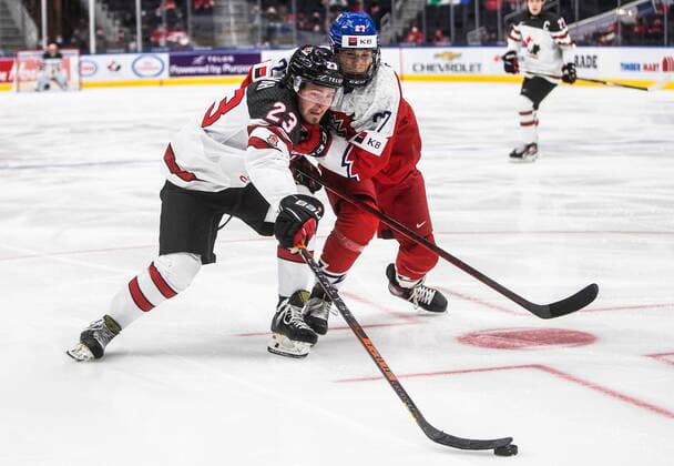 December 26, 2021, EDMONTON, AB, CANADA: Canada s Mason McTavish (23) and Czech Republic s Jiri Kulich (27) battle for the puck during third period IIHF World Junior Hockey Championship action in Edmonton on Sunday, December 26, 2021. Mason McTavish Jiri Kulich  - ZUMAc35_ 20211226_zaf_c35_098 Copyright: xJasonxFransonx