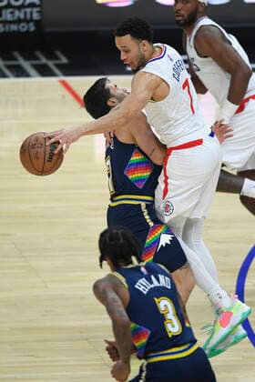 LOS ANGELES, CA - DECEMBER 26: Denver Nuggets guard Facundo Campazzo (7) and Los Angeles Clippers guard Amir Coffey (7) collide in the first half of an NBA, Basketball Herren, USA game on December 26, 2021, at Crypto.com Arena in Los Angeles, CA. (Photo by John McCoy Icon Sportswire) NBA: DEC 26 Nuggets at Clippers Icon2112260773