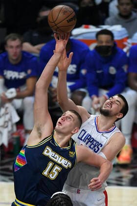 LOS ANGELES, CA - DECEMBER 26: Denver Nuggets center Nikola Jokic (15) and Los Angeles Clippers center Ivica Zubac (40) go for the ball in the first half of an NBA, Basketball Herren, USA game on December 26, 2021, at Crypto.com Arena in Los Angeles, CA. (Photo by John McCoy Icon Sportswire) NBA: DEC 26 Nuggets at Clippers Icon2112261013