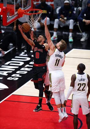 CHICAGO, IL - DECEMBER 26: Chicago Bulls Guard Zach LaVine (8) gets pass Indiana Pacers Forward Domantas Sabonis (11) for a layup during a NBA, Basketball Herren, USA game between the Indiana Pacers and the Chicago Bulls on December 26, 2021 at the United Center in Chicago, IL. (Photo by Melissa Tamez Icon Sportswire) NBA: DEC 26 Pacers at Bulls Icon2112262020