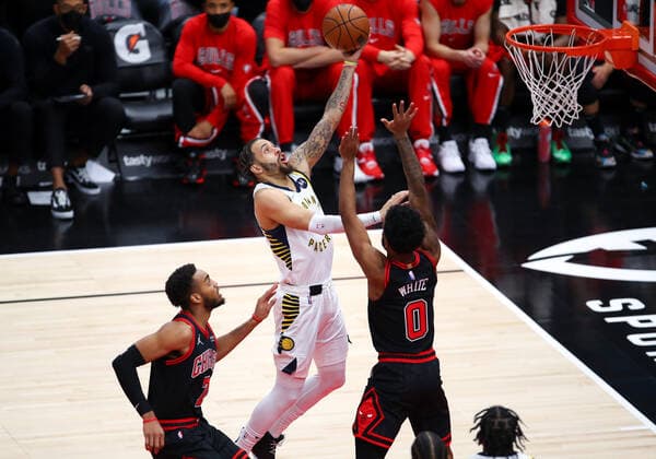 CHICAGO, IL - DECEMBER 26: Indiana Pacers Guard Duane Washington Jr. (4) drives to the basket for a layup during a NBA, Basketball Herren, USA game between the Indiana Pacers and the Chicago Bulls on December 26, 2021 at the United Center in Chicago, IL. (Photo by Melissa Tamez Icon Sportswire) NBA: DEC 26 Pacers at Bulls Icon2112262121