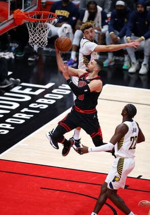 Sport Bilder des Tages CHICAGO, IL - DECEMBER 26: Chicago Bulls Guard Zach LaVine (8) goes to the basket for a layup during a NBA, Basketball Herren, USA game between the Indiana Pacers and the Chicago Bulls on December 26, 2021 at the United Center in Chicago, IL. (Photo by Melissa Tamez Icon Sportswire) NBA: DEC 26 Pacers at Bulls Icon2112262828