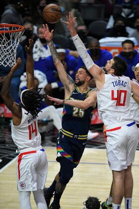 LOS ANGELES, CA - DECEMBER 26: Denver Nuggets guard Austin Rivers (25) gets a shot off over Los Angeles Clippers guard Terance Mann (14) and Los Angeles Clippers center Ivica Zubac (40) in the second half of an NBA, Basketball Herren, USA game on December 26, 2021, at Crypto.com Arena in Los Angeles, CA. (Photo by John McCoy Icon Sportswire) NBA: DEC 26 Nuggets at Clippers Icon2112261439