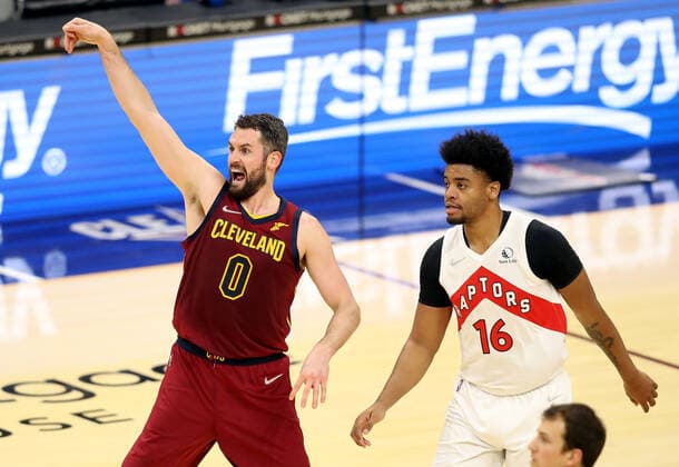 Cleveland Cavaliers Kevin Love (0) dunks reacts after hitting a three in front of Toronto Raptors Juwan Morgan (16) at Rocket Mortgage FieldHouse in Cleveland, Ohio on Sunday, December 26, 2021.  CLE20211226107 AARONxJOSEFCZYK