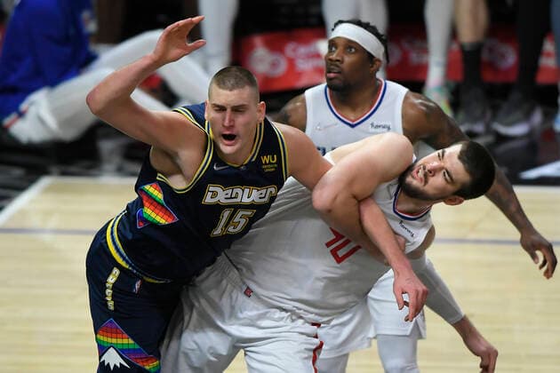LOS ANGELES, CA - DECEMBER 26: Denver Nuggets center Nikola Jokic (15) and Los Angeles Clippers center Ivica Zubac (40) get tangled up in the second half of an NBA, Basketball Herren, USA game on December 26, 2021, at Crypto.com Arena in Los Angeles, CA. (Photo by John McCoy Icon Sportswire) NBA: DEC 26 Nuggets at Clippers Icon2112261419