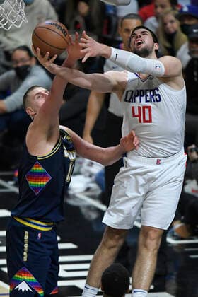 LOS ANGELES, CA - DECEMBER 26: Denver Nuggets center Nikola Jokic (15) fouls h40 in the fourth quarter during an NBA, Basketball Herren, USA game on December 26, 2021, at Crypto.com Arena in Los Angeles, CA. (Photo by John McCoy Icon Sportswire) NBA: DEC 26 Nuggets at Clippers Icon2112262095