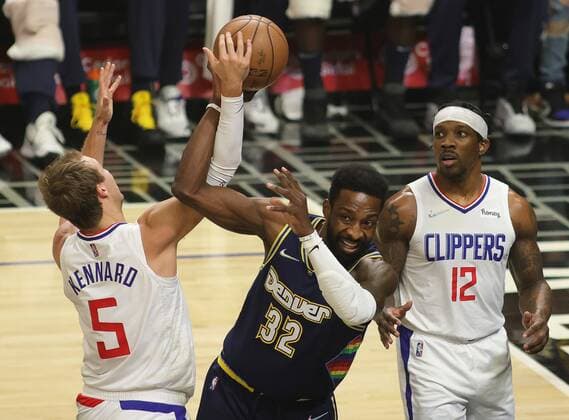 Jeff Green 32 of the Denver Nuggets and Luke Kennard 5 of the LA Clippers get tangled up going for a loose ball, as Eric Bledsoe 12 of the LA Clippers watches. Los Angeles Clippers vs Denver Nuggets at Crypto.com Arena in Los Angeles, CA on Sunday December 26, 2021. Los Angeles Clippers vs Denver Nuggets !ACHTUNG: NUR REDAKTIONELLE NUTZUNG!  Copyright: xPHILLIPxKIMx AME6335 20211227-096d7bccb9df3701a3feba1db5839846bd330563