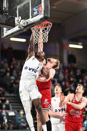 Basketball I Mens I 2021 2022 season I BBL I 13 matchday I Hamburg Towers Jobstairs Gießen 46ers I 26 12 2021 Zach Brown 1, Hamburg Towers can put the ball in the net Hamburg Wilhelmsburg edel optics de Arena Hamburg Germany. Copyright: xLobeca Schlikisx