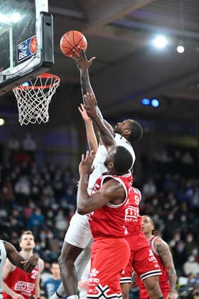 Basketball I Mens I 2021 2022 Season I BBL I 13 Matchday I Hamburg Towers Jobstairs Giessen 46ers I 26 12 2021 Zach Brown 1, Hamburg Towers can put the ball in the net, JobStairs GIESSEN 46ers players have no chance to stop that Hamburg Wilhelmsburg edel optics de Arena Hamburg Germany. Copyright: xLobeca Schlikisx