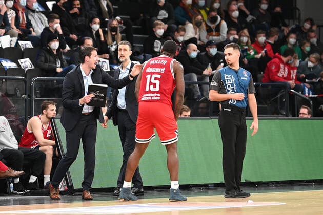 Basketball I men I season 2021 2022 I BBL I 13 matchday I Hamburg Towers Jobstairs Giessen 46ers I 26 12 2021 Pete Strobl JobStairs GIESSEN 46ers left with clad in hand agitates Hamburg Wilhelmsburg edel optics de Arena Hamburg Germany Copyright: xLobeca Schlikisx
