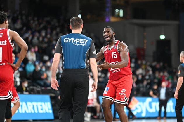 Basketball I Men I Season 2021 2022 I BBL I 13 Matchday I Hamburg Towers Jobstairs Giessen 46ers I 26 12 2021 Jalon Miller 15, JobStairs GIESSEN 46ers disagrees with referee Hamburg Wilhelmsburg edel optics de Arena Hamburg Germany. Copyright: xLobeca Schlikisx