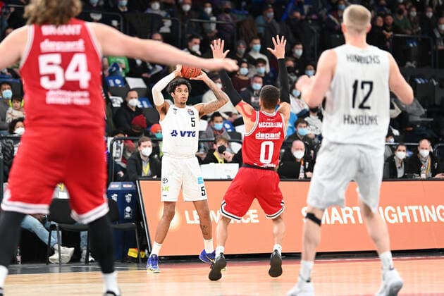 Basketball I Mens I 2021 2022 Season I BBL I 13 Matchday I Hamburg Towers Jobstairs Giessen 46ers I 26 12 2021 Caleb Homesley 5, Hamburg Towers wants the ball to Kendale McCullum 0, JobStairs GIESSEN 46ers pre-game Hamburg Wilhelmsburg edel optics de Arena Hamburg Germany. Copyright: xLobeca Schlikisx