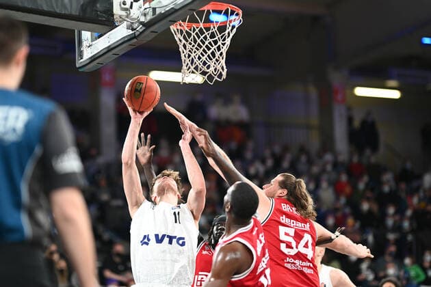 Basketball I Mens I 2021 2022 Season I BBL I 13 Matchday I Hamburg Towers Jobstairs Giessen 46ers I 26 12 2021 Maik Kotsar 11, Hamburg Towers can put the ball in the net, John Bryant 54, JobStairs GIESSEN 46ers cant stop that Hamburg Wilhelmsburg edel optics de Arena Hamburg Germany. Copyright: xLobeca Schlikisx