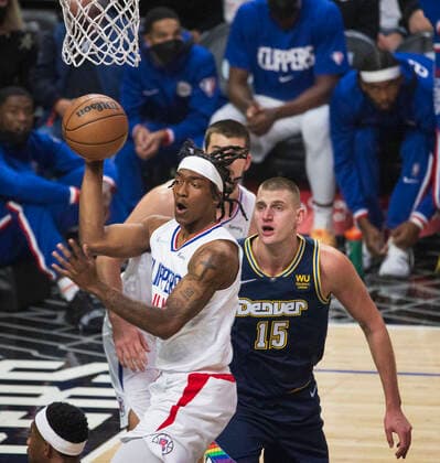 December 26, 2021, Los Angeles, California, USA: Terance Mann 14 of the Los Angeles Clippers and Nikola Jokic 15 of the Denver Nuggets during their NBA, Basketball Herren, USA game on Sunday December 26, 2021 at Crypto.com Arena in Los Angeles, California. Clippers lose to Nuggets, 100-103 . ARIANA RUIZ PI Los Angeles USA - ZUMAp124 20211226_zaa_p124_002 Copyright: xArianaxRuizx