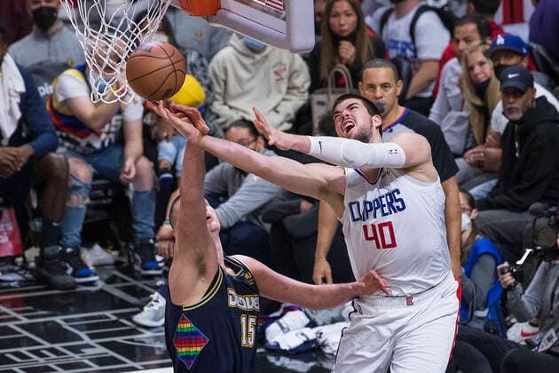December 26, 2021, Los Angeles, California, USA: Ivica Zubac 40 of the Los Angeles Clippers blocks a shot from Nikola Jokic 15 of the Denver Nuggets during their NBA, Basketball Herren, USA game on Sunday December 26, 2021 at Crypto.com Arena in Los Angeles, California. Clippers lose to Nuggets, 100-103 . ARIANA RUIZ PI Los Angeles USA - ZUMAp124 20211226_zaa_p124_004 Copyright: xArianaxRuizx