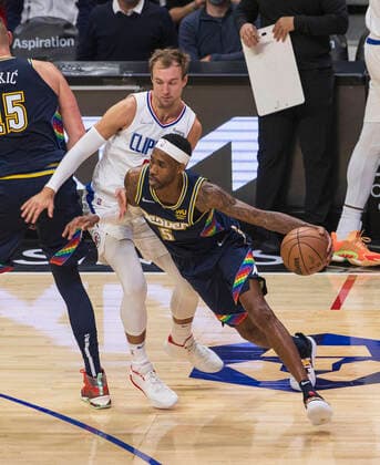 December 26, 2021, Los Angeles, California, USA: Will Barton 5 of the Denver Nuggets runs with the balls while Luke Kennard 5 of the Los Angeles Clippers defends during their NBA, Basketball Herren, USA game on Sunday December 26, 2021 at Crypto.com Arena in Los Angeles, California. Clippers lose to Nuggets, 100-103 . ARIANA RUIZ PI Los Angeles USA - ZUMAp124 20211226_zaa_p124_007 Copyright: xArianaxRuizx